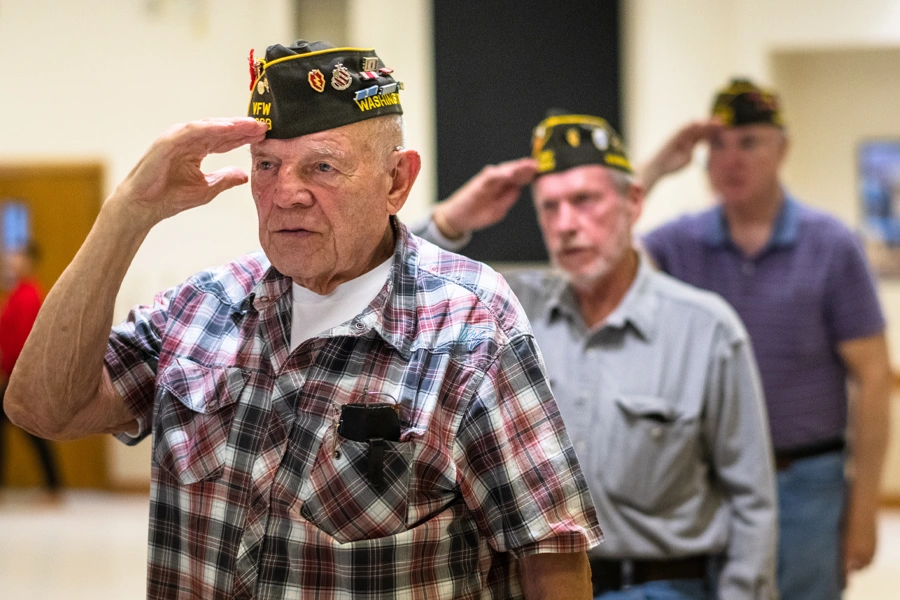 veterans-saluting